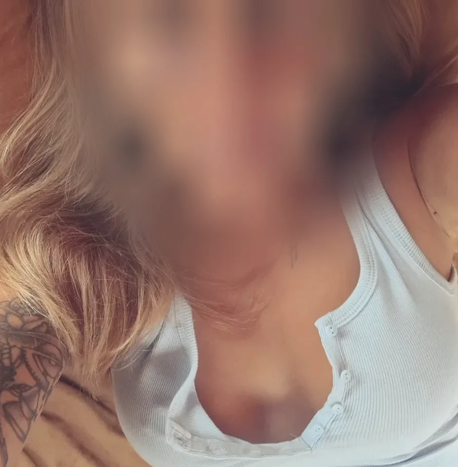 Emilia, 33